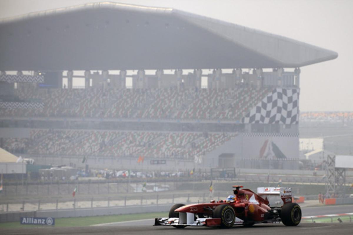 El pilot espanyol Fernando Alonso accelera el seu monoplaça durant els primers entrenaments lliures per al GP de l’Índia de fórmula 1.