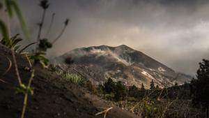 El volcán de La Palma con una intensa desgasificación desde su cráter principal.