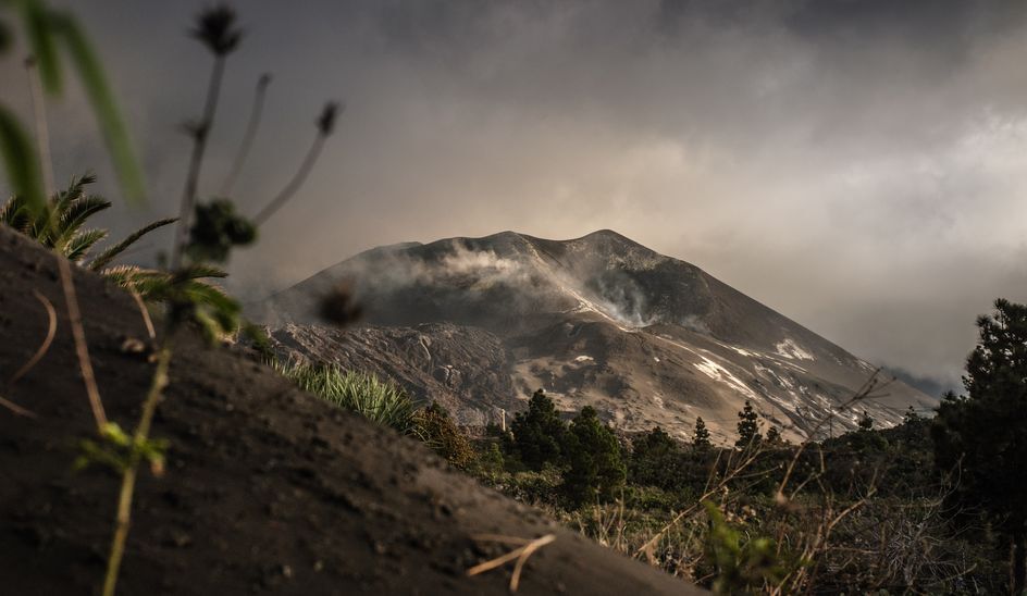 El volcán de La Palma con una intensa desgasificación desde su cráter principal.