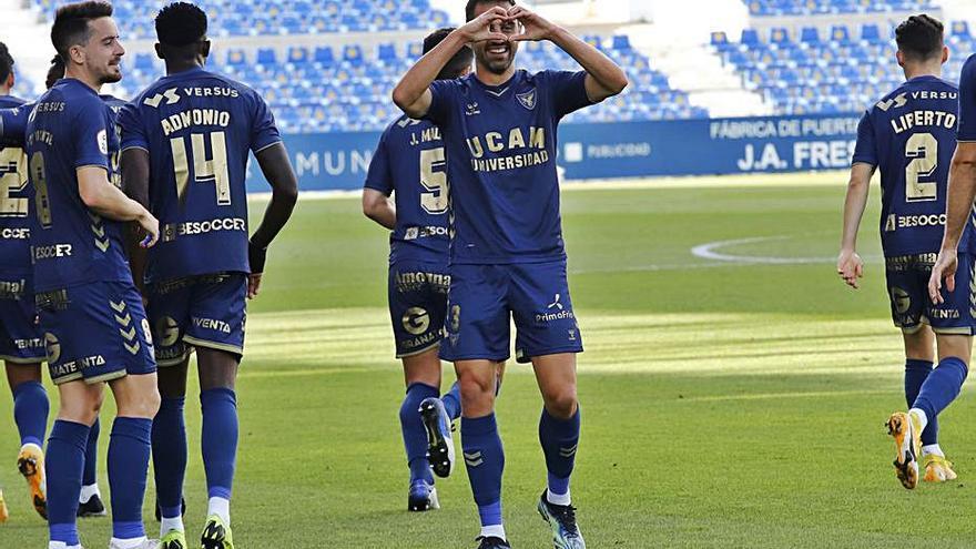 Viti celebrandro su gol de falta ante el San Fernando.