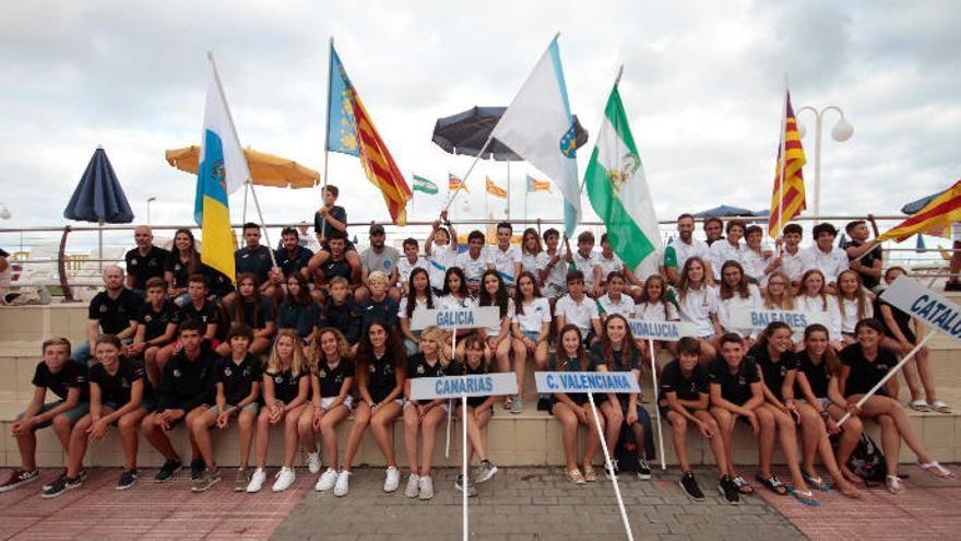 Los regatistas participantes, en el acto protocolario de inauguración celebrado ayer en el RC Náutico de Gran Canaria.