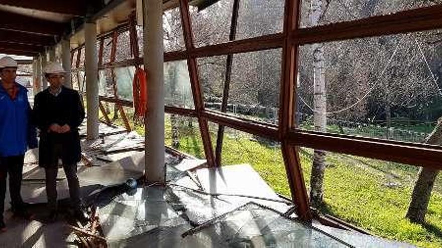 El coordinador de deportes municipal, José Antonio Menéndez, y José Víctor Rodríguez, el pasado mes de diciembre, en las instalaciones de la piscina.