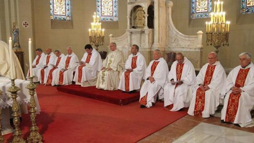 Sacerdotes homenajeados ayer en el Seminario mayor de Ourense, con el obispo, Leonardo Lemos, en el centro de la foto.  // Iñaki Osorio