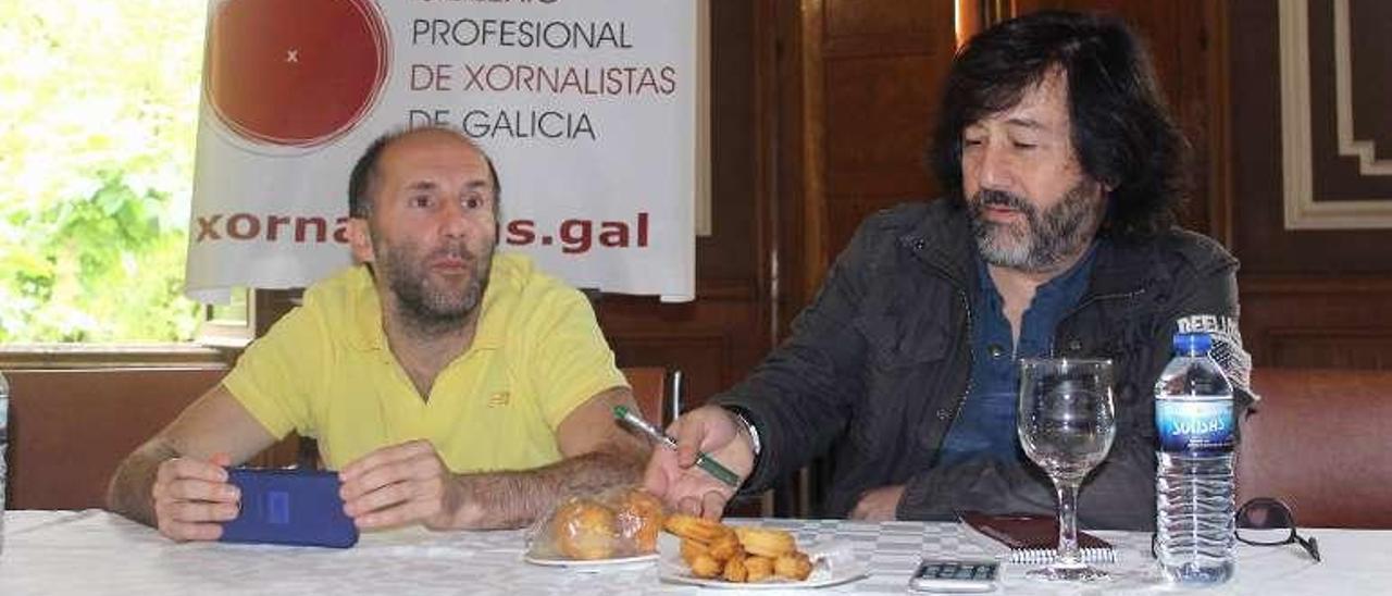 Gonzalo Pérez Jácome, ayer con Paco G. Sarria, decano del Colegio Profesional del Colegio de Periodistas de Galicia. // Iñaki Osorio