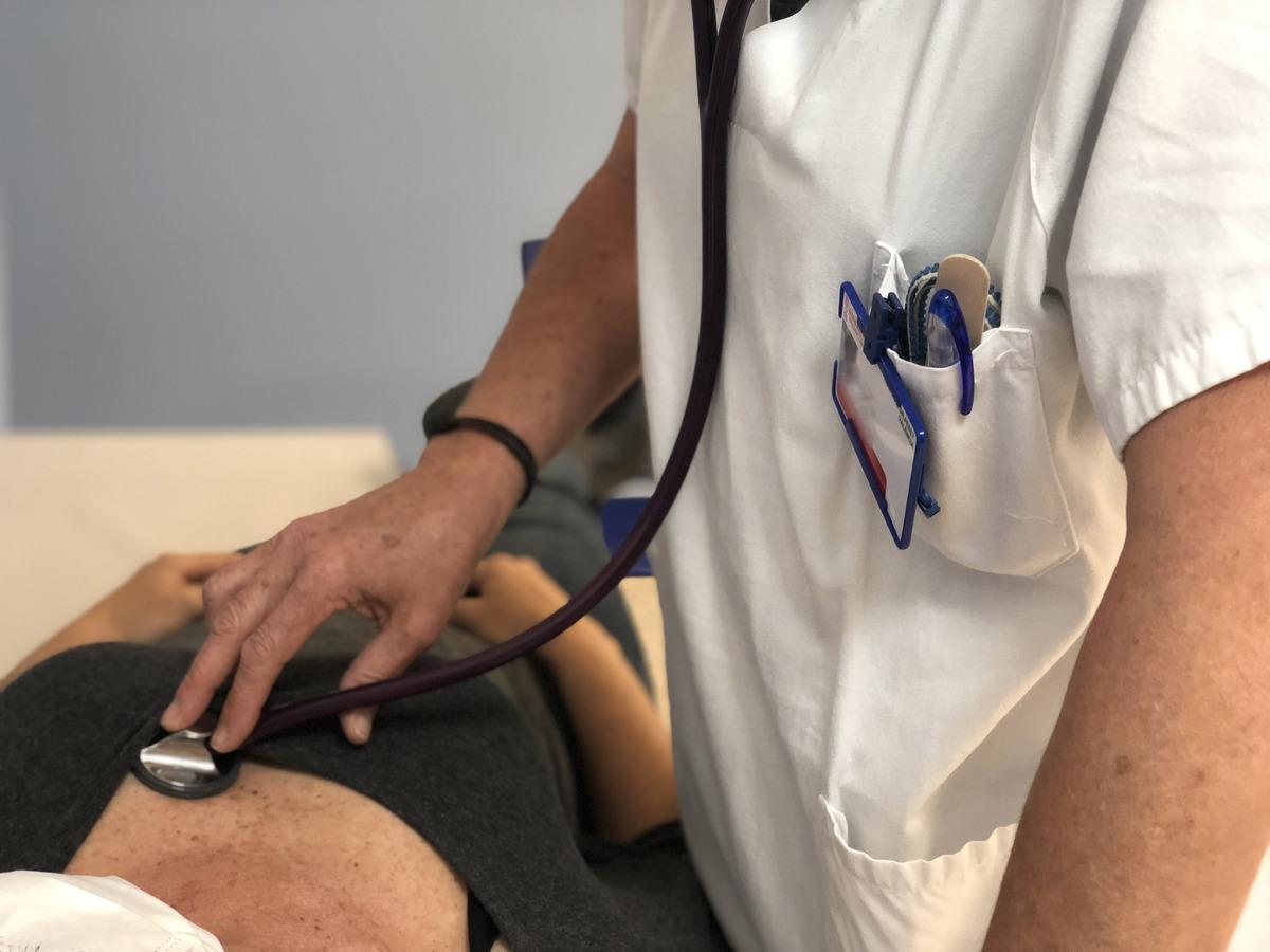 Un médico de Primaria atiende a un paciente en un centro de salud
