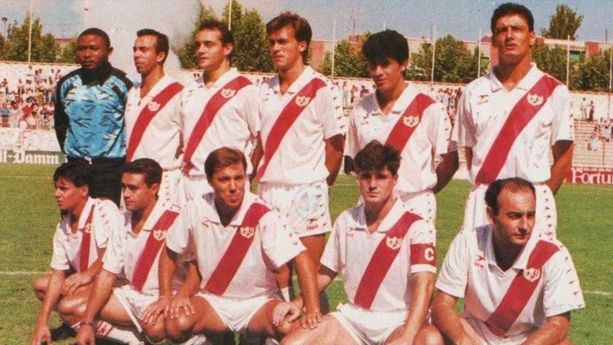 La equipación del Rayo Vallecano en la temporada 91-92, con la tradicional franja roja