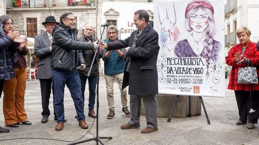 Abel Caballero y Gerardo Feijóo se dan la mano en la presentación del cartel. // P. Fariña