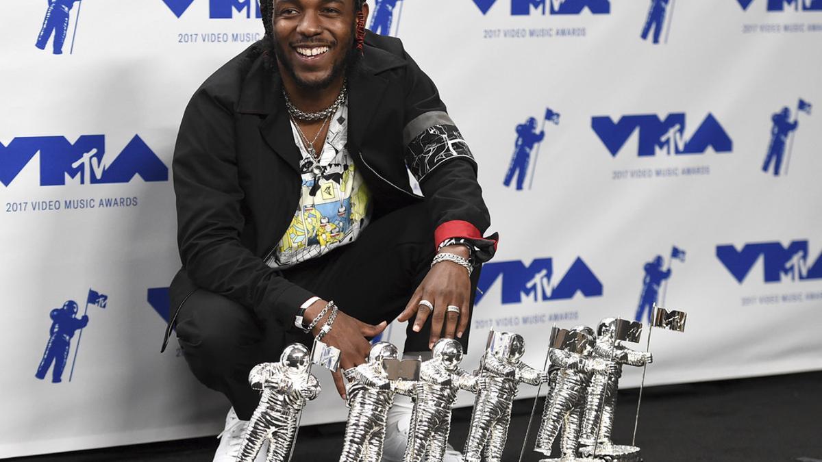 Kendrick Lamar posa con los cinco premios que ha recogido por 'HUMBLE.'