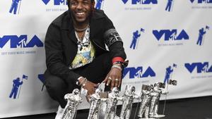 Kendrick Lamar posa con los cinco premios que ha recogido por ’HUMBLE.’
