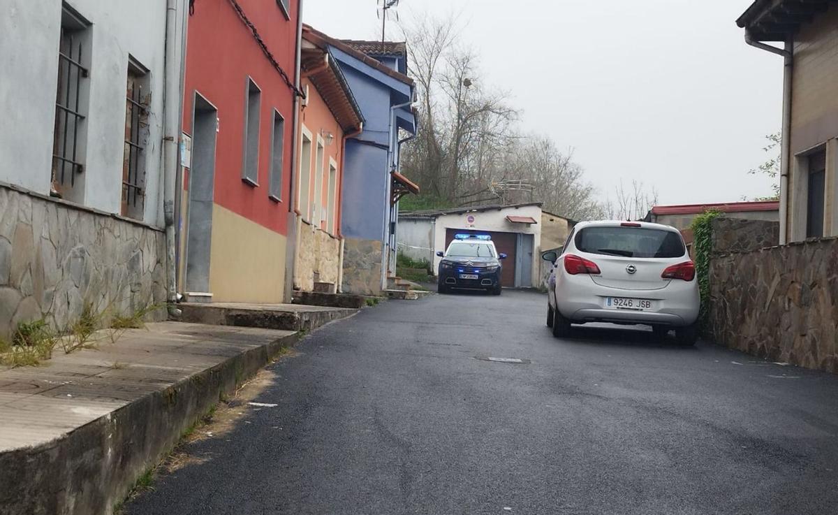 La Policía Nacional custodiando el acceso a las huerta donde se encontraron los restos.