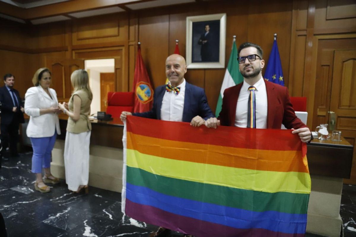 El socialista Antonio Hurtado y el concejal de Hacemos José Carlos Ruiz con la bandera y 'outfit' Lgtbi.