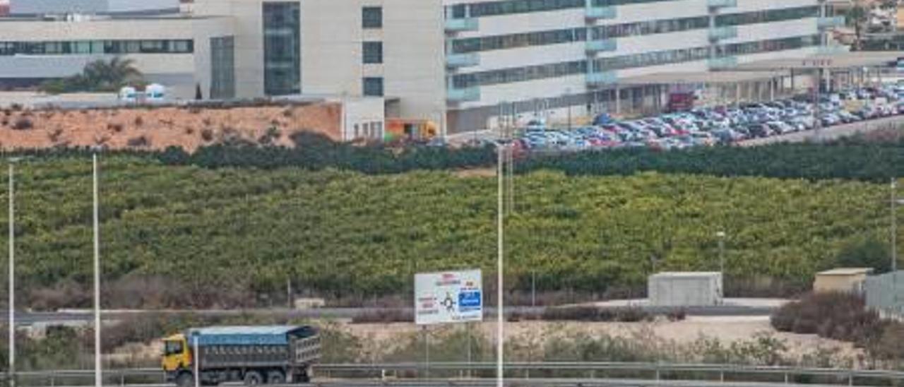 Imagen de la carretera, la zona La Ceñuela en la que se paralizaría el plan urbanístico y el hospital.