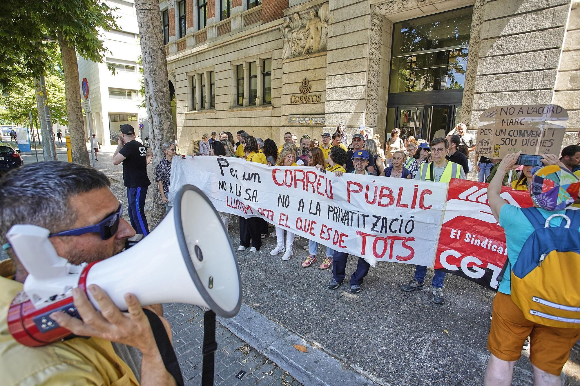 Les fotos de la protesta dels treballadors de Correus a Girona