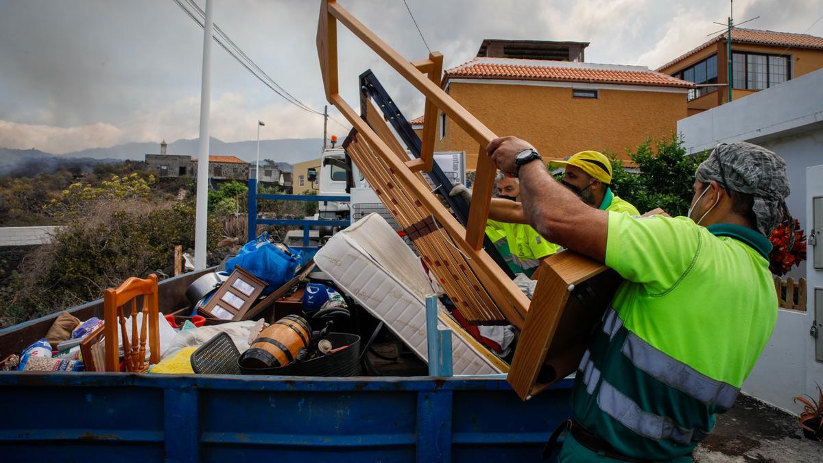 Los vecinos vacían sus casas en Todoque ante la llegada inminente de la lava