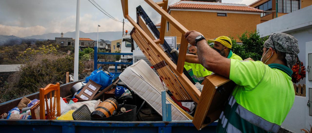 Los vecinos vacían sus casas en Todoque ante la llegada inminente de la lava