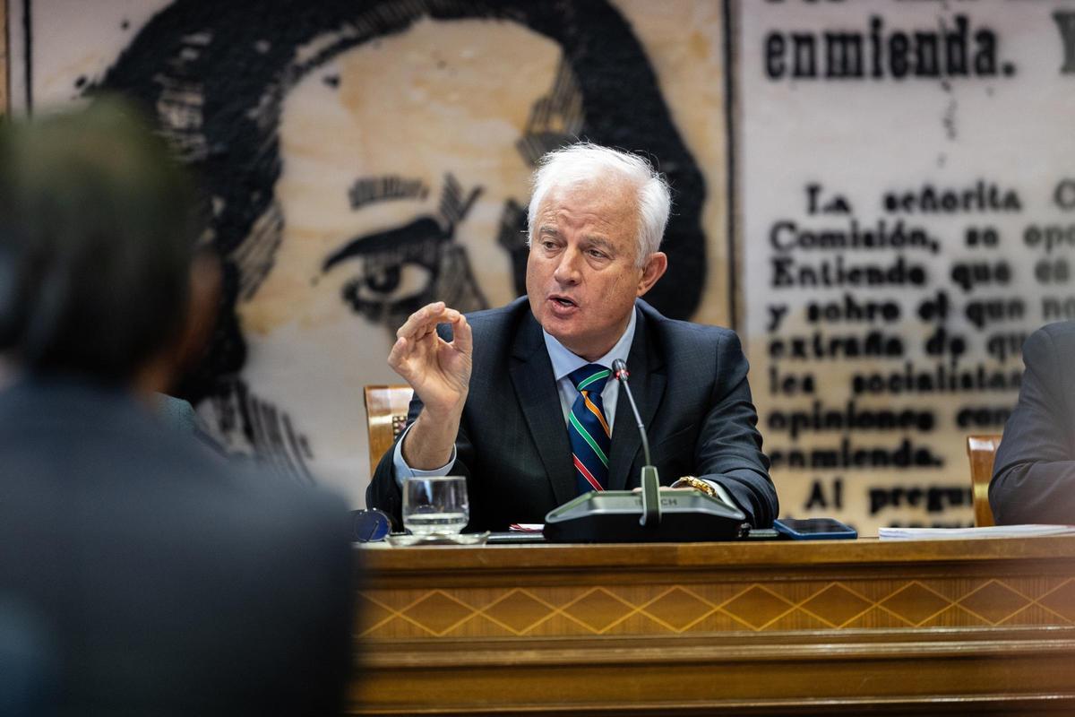 Eloy Suárez, presidiendo la comisión de investigación del caso Koldo, en el Senado.