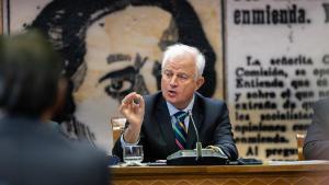 Eloy Suárez, presidiendo la comisión de investigación del caso Koldo, en el Senado.