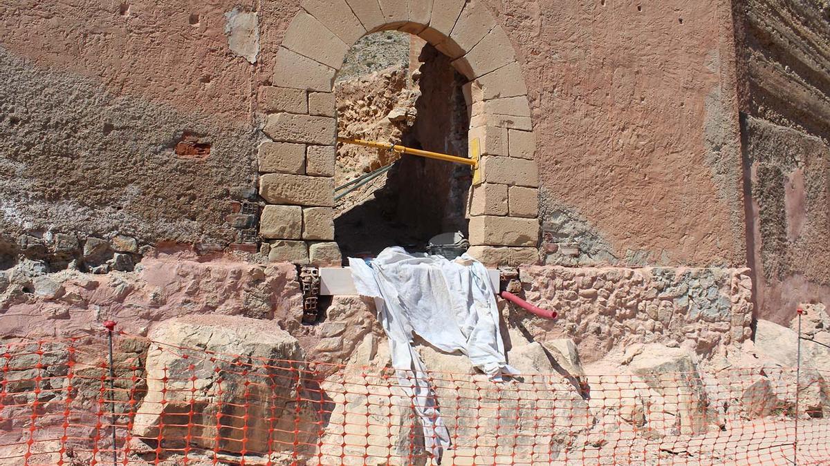 Los trabajos de restauración de la puerta del muro del castillo de Novelda antes de su restauración.