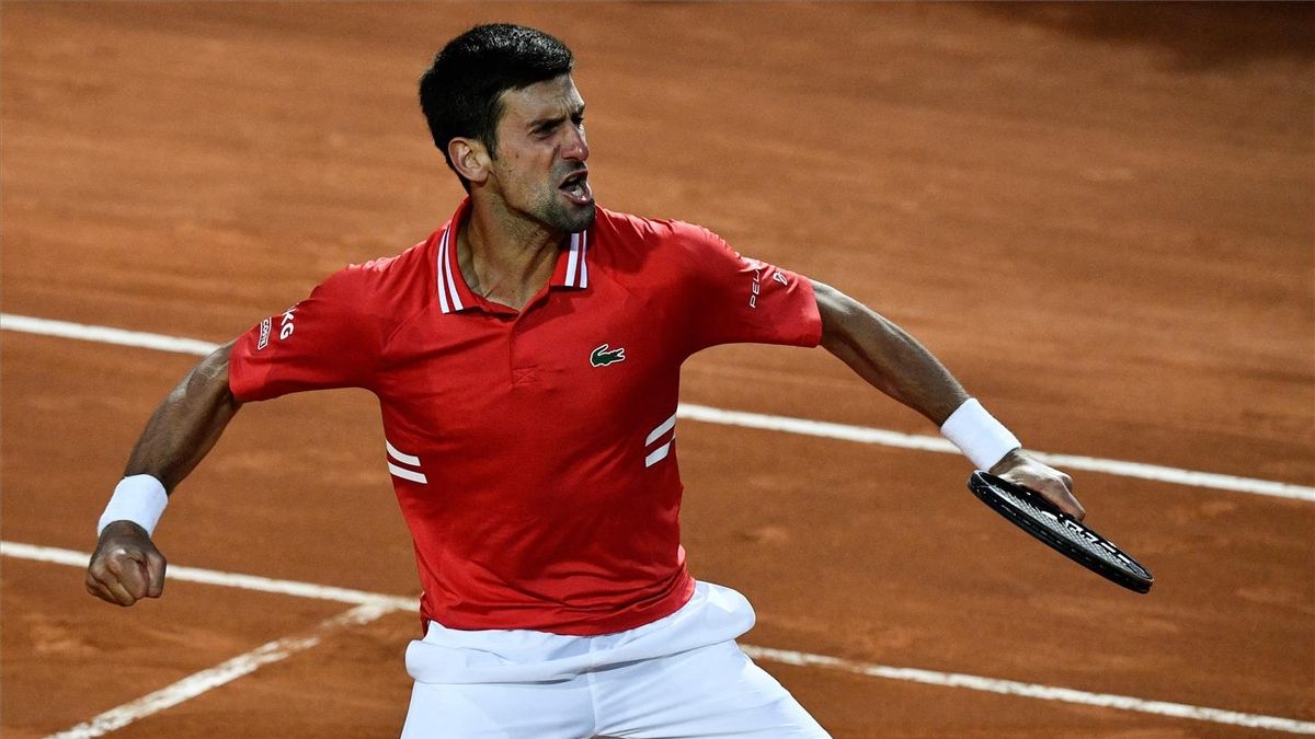 Djokovic celebra un punto en su partido contra Sonego.