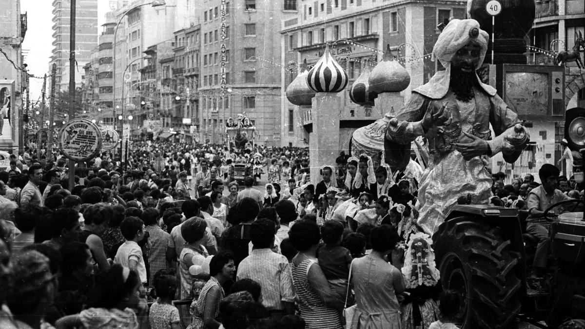 Imagen del coso multicolor de las Hogueras de 1970