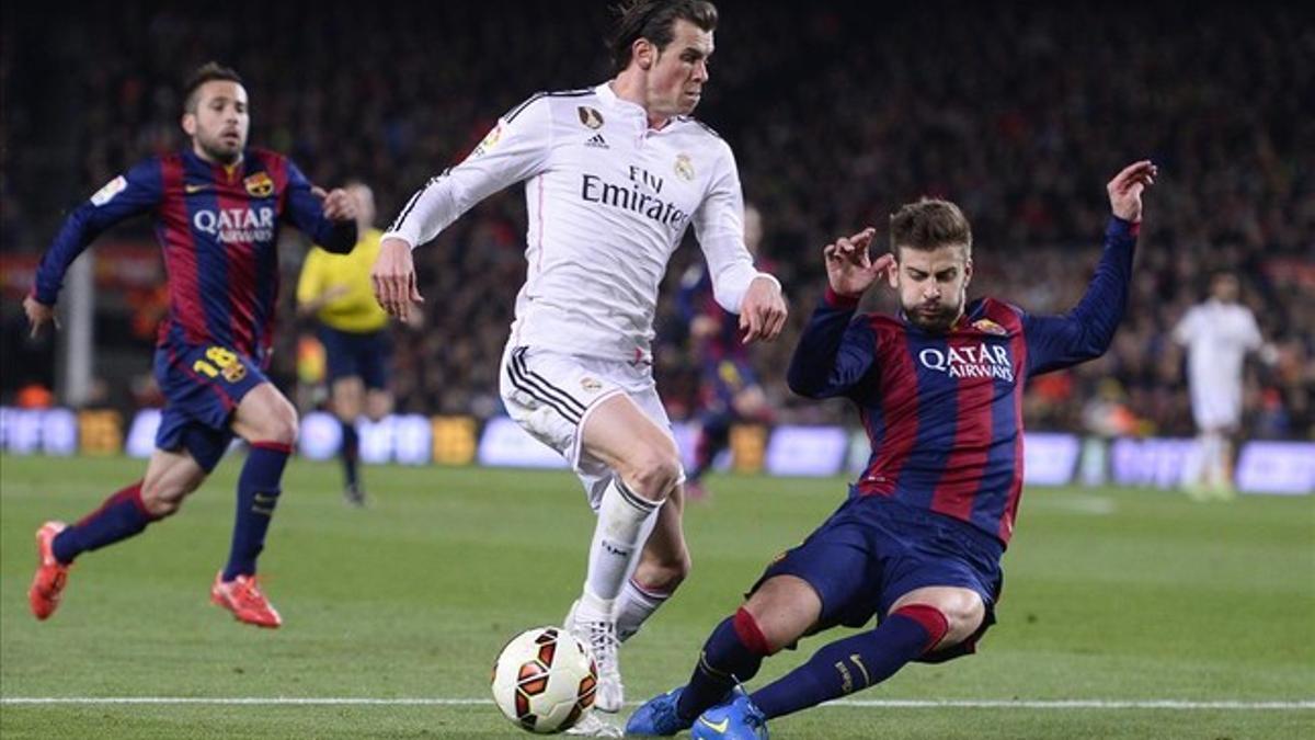 Piqué intercepta a Bale en el clásico del Camp Nou.