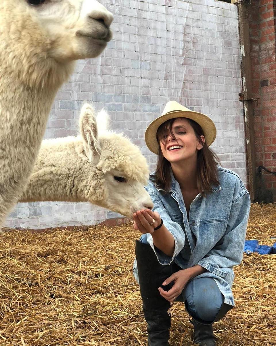 Macarena Gómez y su alpaca
