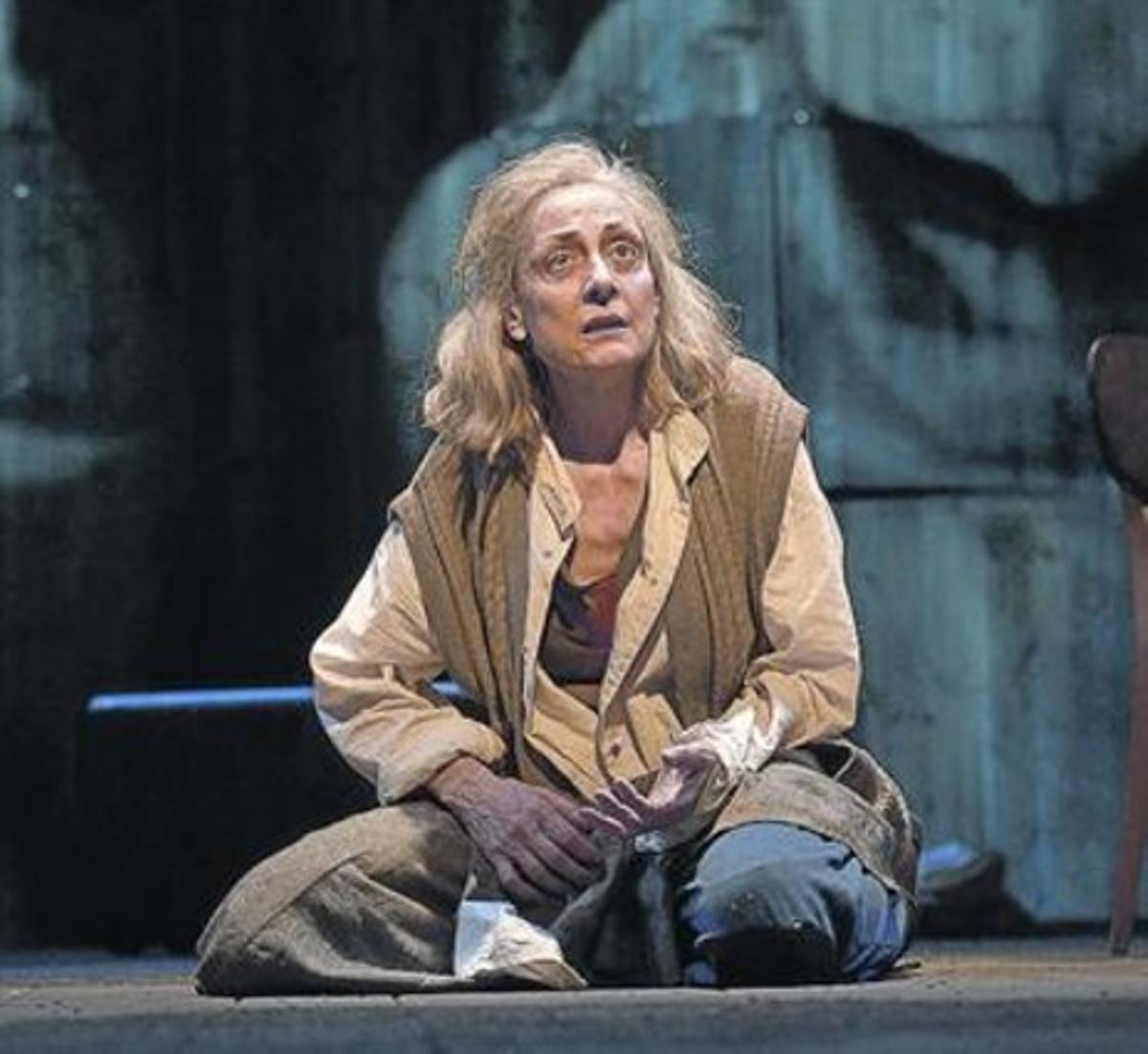 Carme Elias, en una escena del muntatge de la Sala Petita del TNC. Carme Elias, en una escena del muntatge de la Sala Petita del TNC.