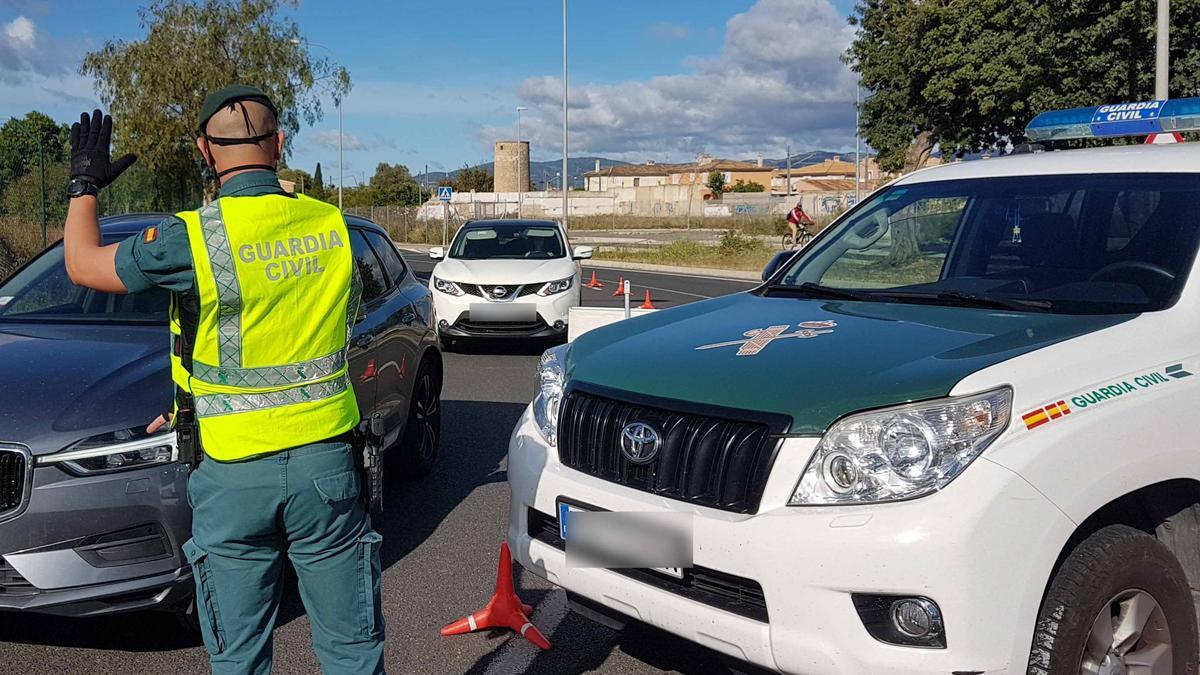 Una patrulla de la Guardia Civil, durante un control.