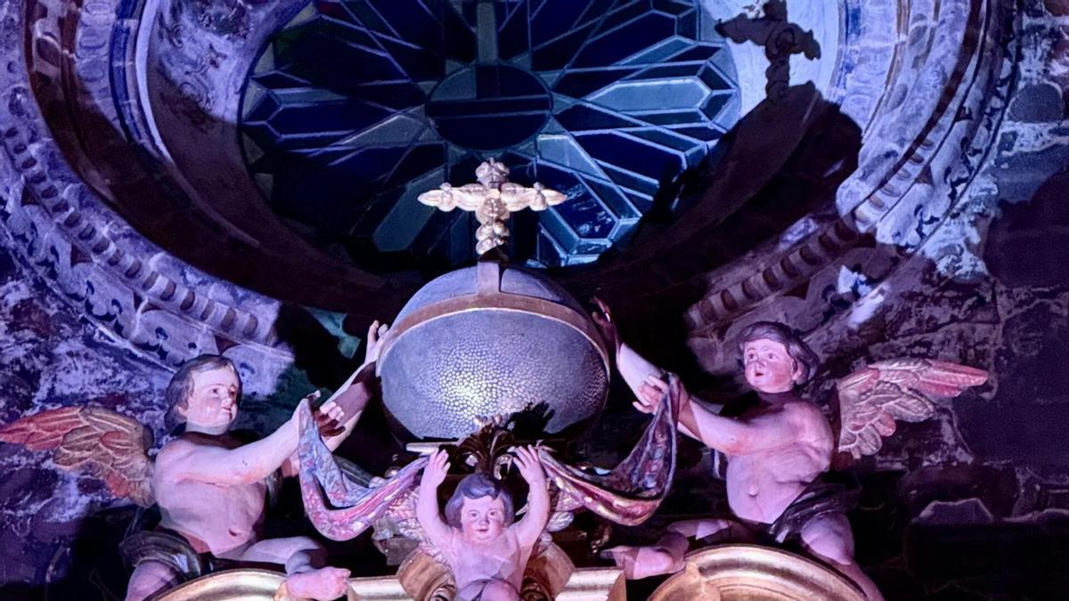 Detalle del remate del retablo de la Colegial del Salvador, iluminada para la visita 'de Angeli'