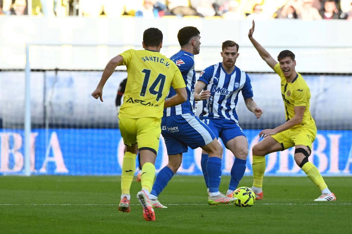 Comesaña persigue a Aleñá en la primera parte.