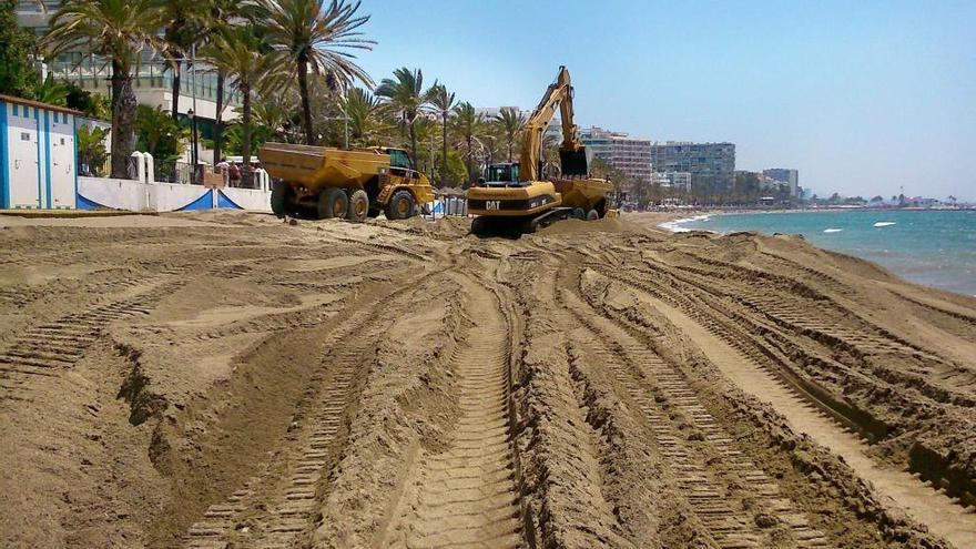 Imagen de las tareas de regeneración de las playas de Marbella.