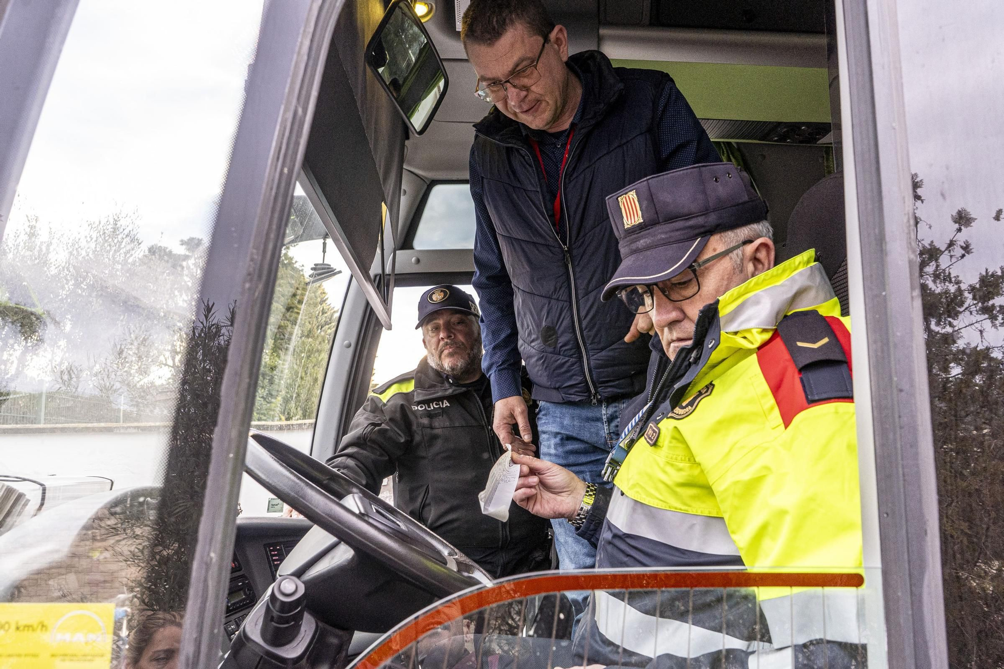 Un control del transport escolar dels Mossos, des de dins