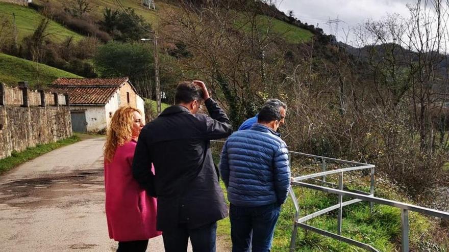 Los responsables políticos, ayer, en las inmediaciones de Peridiellu.