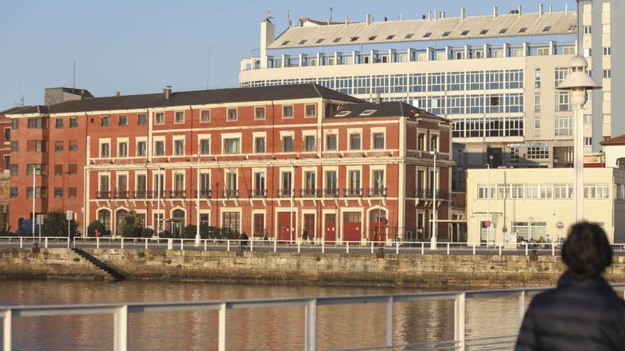 La antigua sede de la Autoridad Portuaria y el edificio anexo de viviendas y, a la derecha, el edificio de Sanidad Exterior, con inmuebles de Cimadevilla al fondo, vistos desde Fomento.