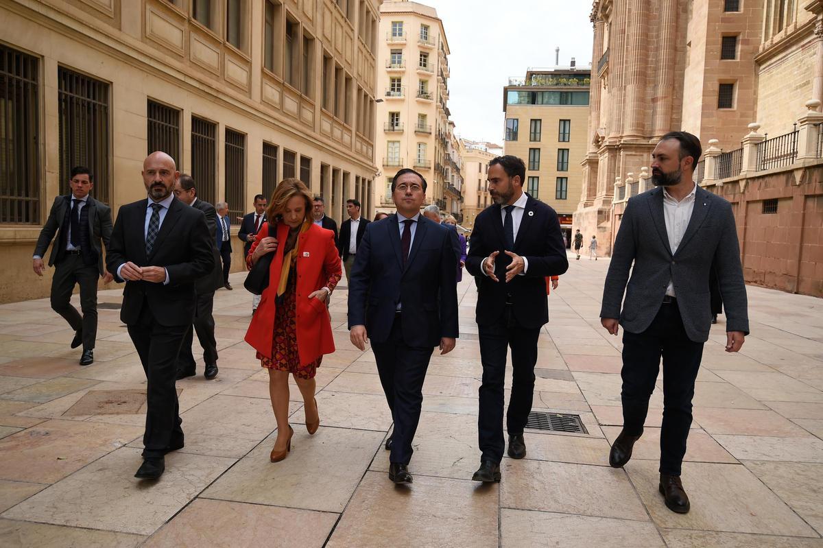 El ministro Albares y Daniel Pérez conversan en las inmediaciones de la Catedral de Málaga.
