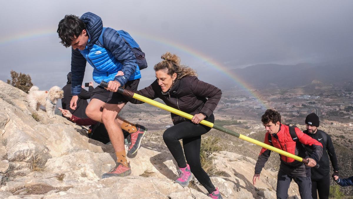 Zancadas sobre ruedas lleva a la cima del Monte Bolón de Elda a cuatro personas con diversidad funcional en el día más mágico de la localidad