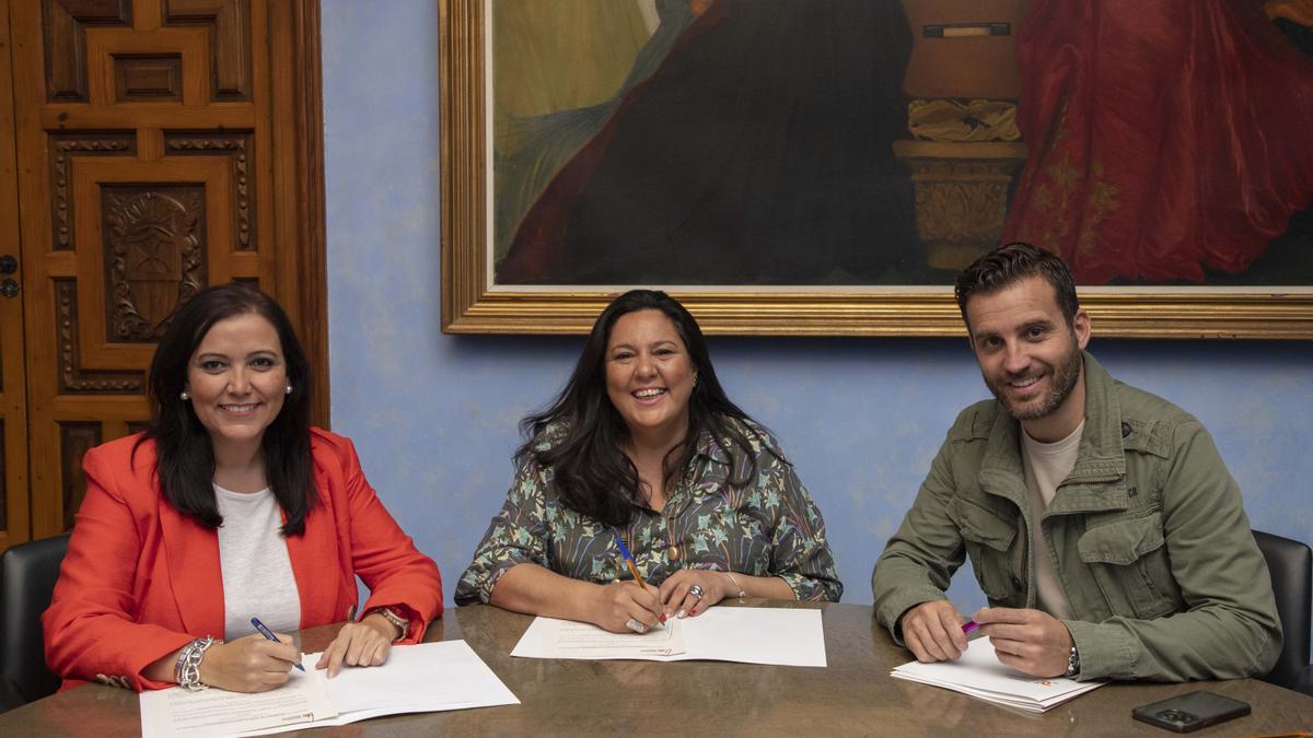 Firma del convenio entre el Iprodeco y el Ayuntamiento de Puente Genil.