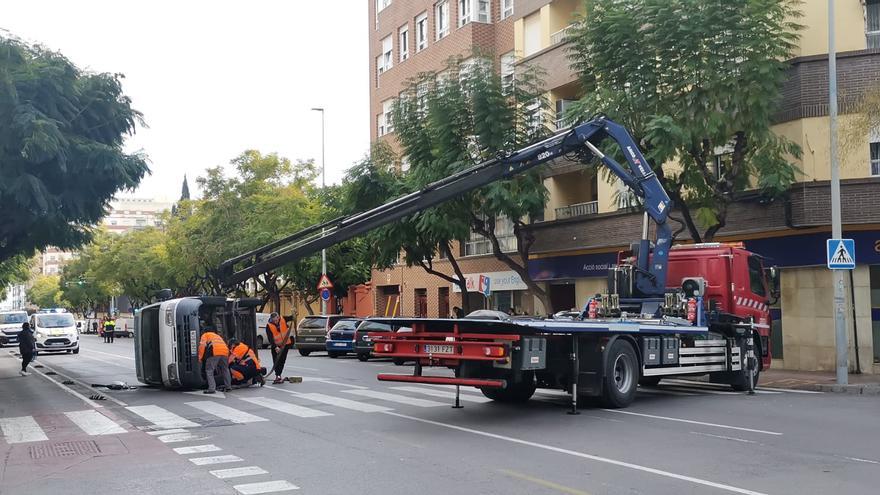 Vídeo: Un furgoneta vuelca en un accidente en la Avenida Hermano Bou de Castelló