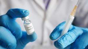 Les persones que pateixen febre rere la vacuna de la covid tenen més anticossos al cap d’una setmana de l’administració