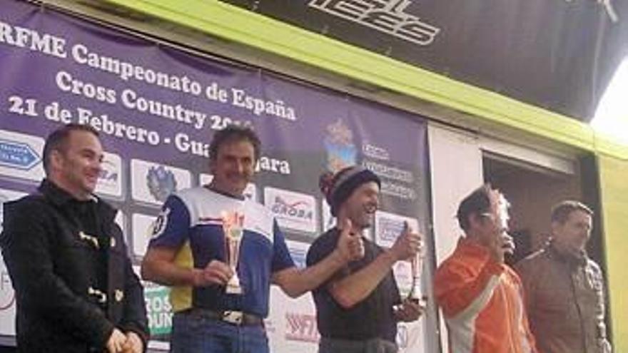 el piloto del moto club vinaròs Javier Castejón consiguió la segunda posición de la categoría master en la primera prueba del Campeonato de España de Cross-Country, que se celebró el pasado fin de semana en Guadalajara. Castejón asumió el riesgo de no repostar y tras más de dos horas y media de carrera se alzó con la segunda plaza. juan josé benito