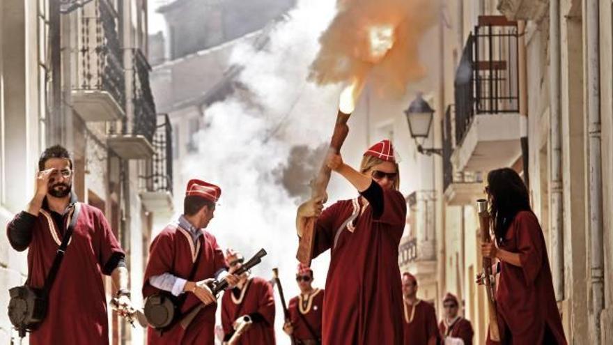 El disparo de la pólvora llenó las calles de Biar de ruido en una jornada donde las abanderadas son las protagonistas, ya que anuncian la cercanía de las Fiestas de Moros y Cristianos