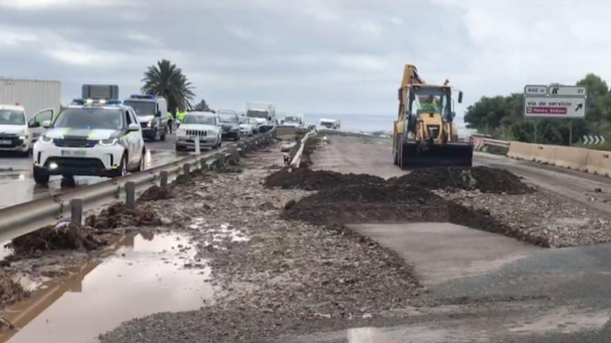 Limpieza en la RM-11 (Águilas-Lorca) para restrablecer el tráfico tras las fuertes lluvias