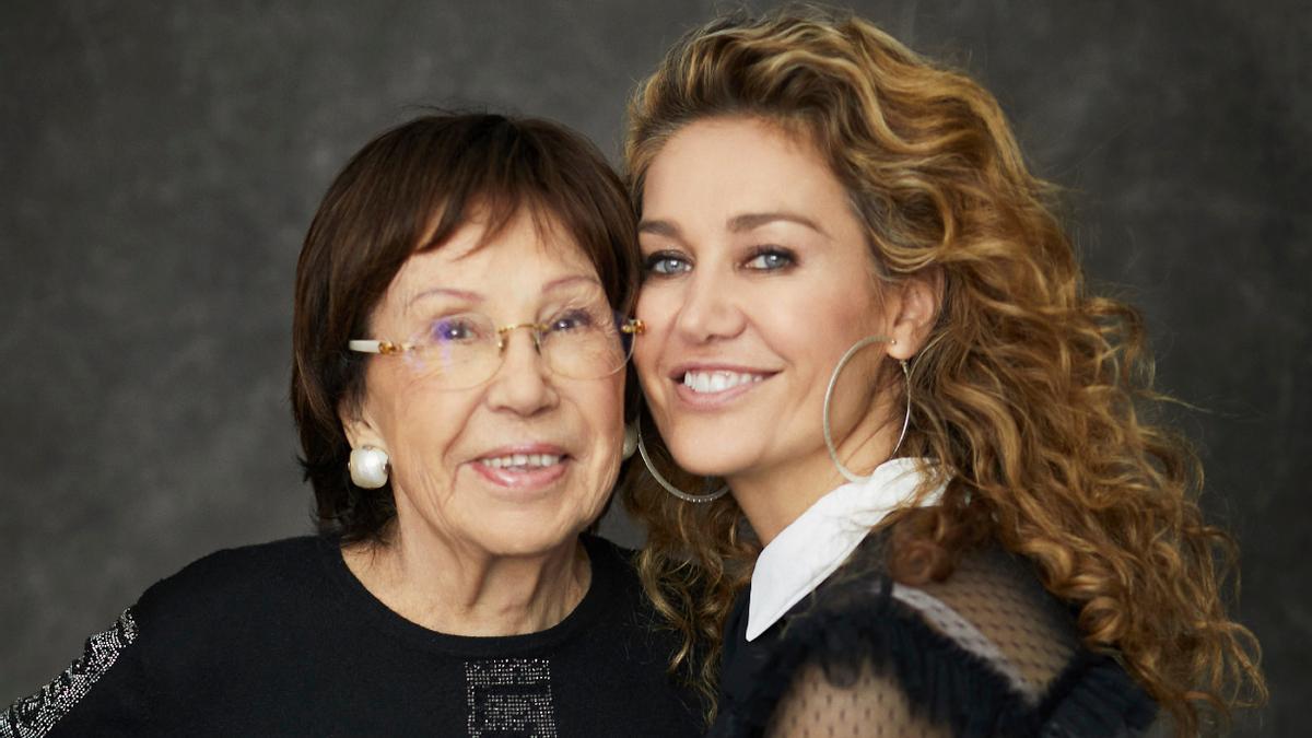 Lola Casademunt junto a su hija Maite.