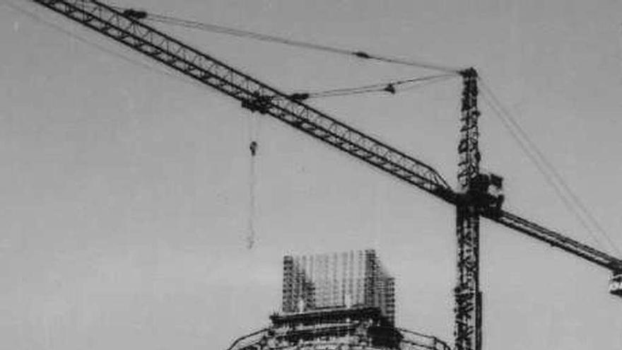 Construcción de la torre de O Montiño. La torre de Marqués de Amboage, hoy.