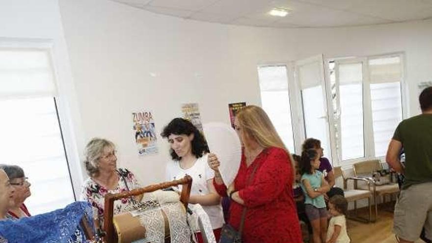 Alumnas del taller de bolillos exhiben sus trabajos aprovechando la inauguración del nuevo local social.