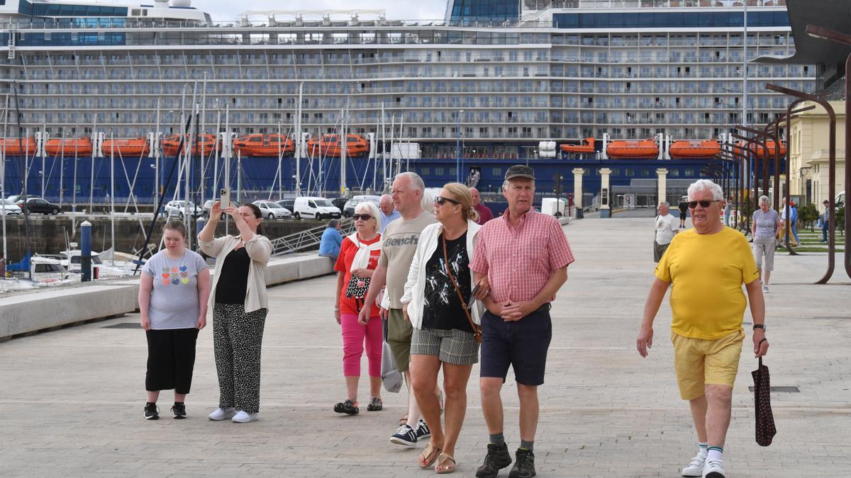 El puerto de A Coruña recibe la visita del crucero ‘Celebrity Silhouette’