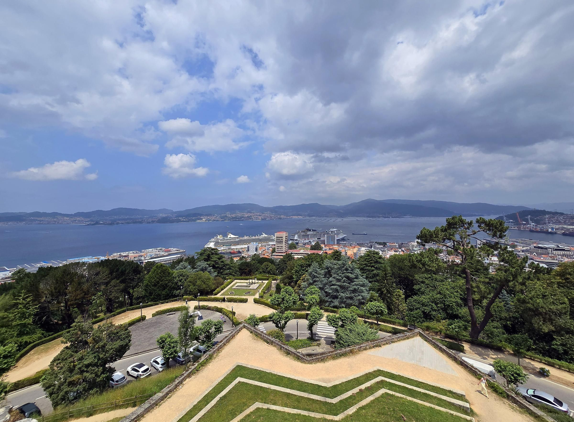 Marea de cruceristas en Vigo con la doble escala del «Independence of the Seas» y «MSC Virtuosa»