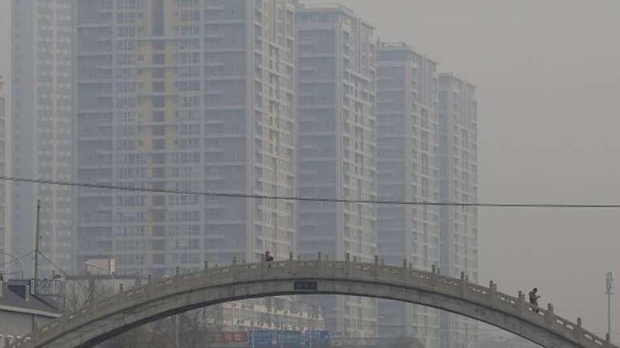 Aspecto de un puente de Pekín, nublado por la contaminación. // Efe