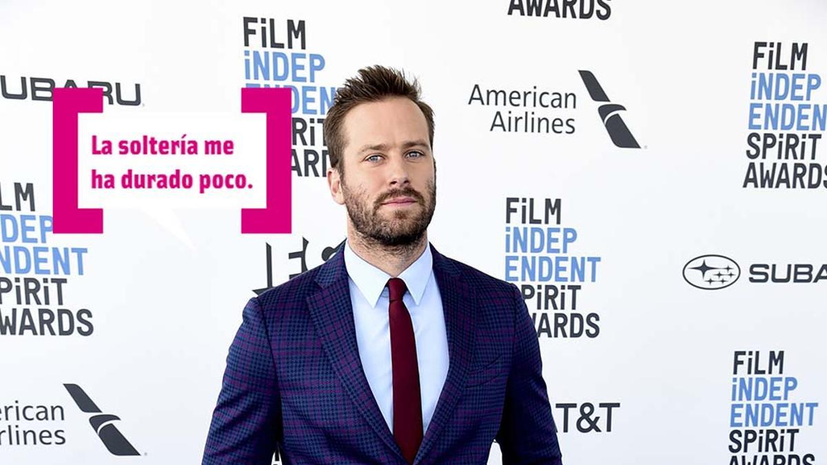 Armie Hammer posando con bocadillo Cuore en los Film Independent Spirit Awards