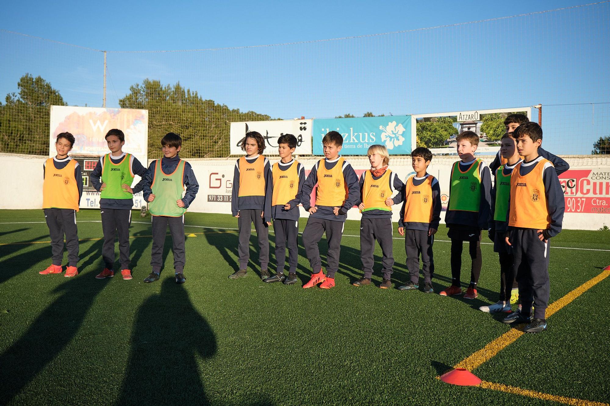 Los jugadores de la Peña Deportiva apadrinan a los equipos de la cantera para motivar a los más jóvenes